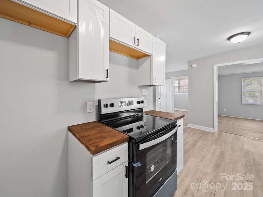 1142 Mona Drive, Charlotte, NC 28206.  MLS# CAR4247504, YatesRealty ID 8437. Kitchen