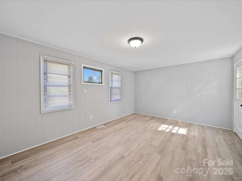 1142 Mona Drive, Charlotte, NC 28206.  MLS# CAR4247504, YatesRealty ID 8437. Living Room