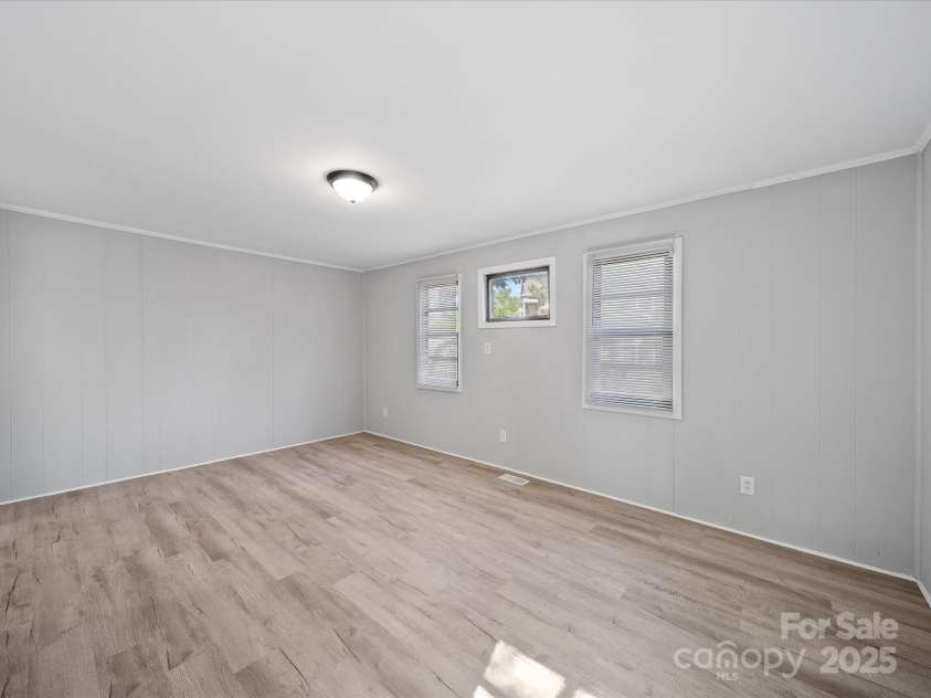 1142 Mona Drive, Charlotte, NC 28206.  MLS# CAR4247504, YatesRealty ID 8437. Living Room