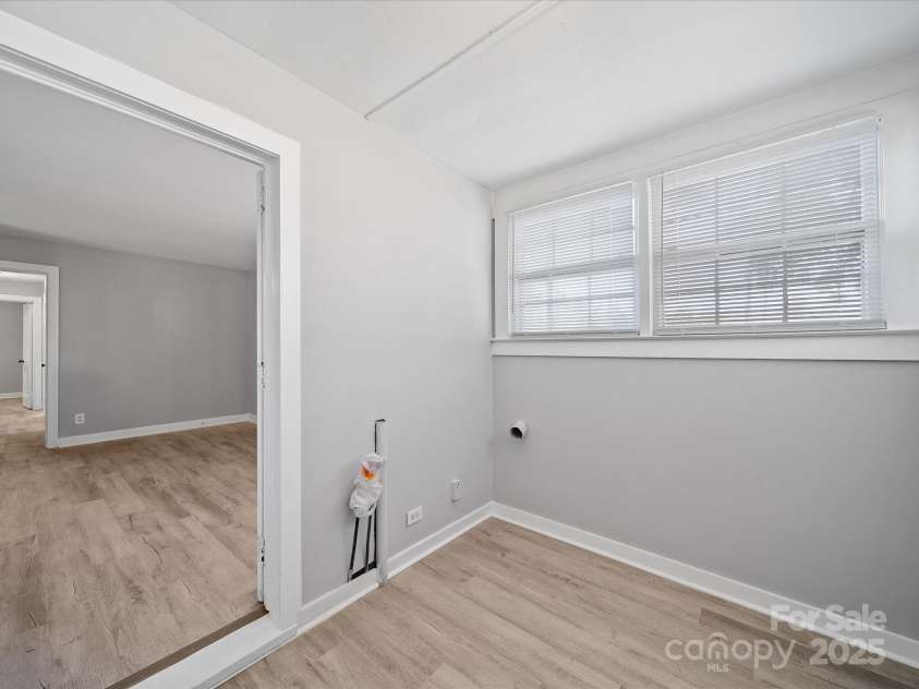 1142 Mona Drive, Charlotte, NC 28206.  MLS# CAR4247504, YatesRealty ID 8437. Sunroom