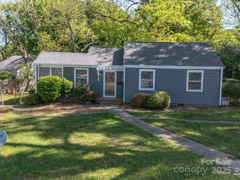 1142 Mona Drive, Charlotte, NC 28206.  MLS# CAR4247504, YatesRealty ID 8437. Welcome to 1142 Mona Drive