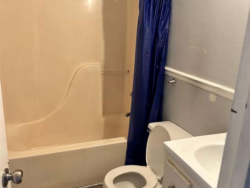 314 Little Texas Road, Kannapolis, NC 28083.  MLS# CAR4233548, YatesRealty ID 8438. 2nd Full bath hallway