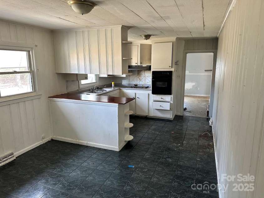 314 Little Texas Road, Kannapolis, NC 28083.  MLS# CAR4233548, YatesRealty ID 8438. Kitchen