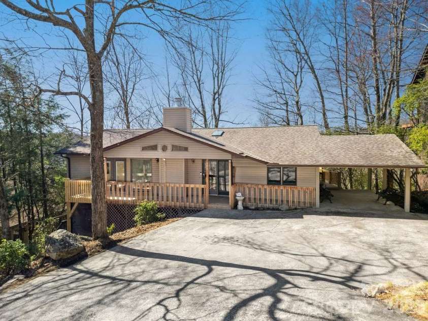 416 Kanasgowa Drive, Brevard, NC 28712.  MLS# CAR4357629, YatesRealty ID 8441. 