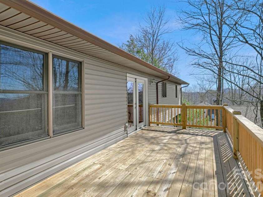 416 Kanasgowa Drive, Brevard, NC 28712.  MLS# CAR4357629, YatesRealty ID 8441. 