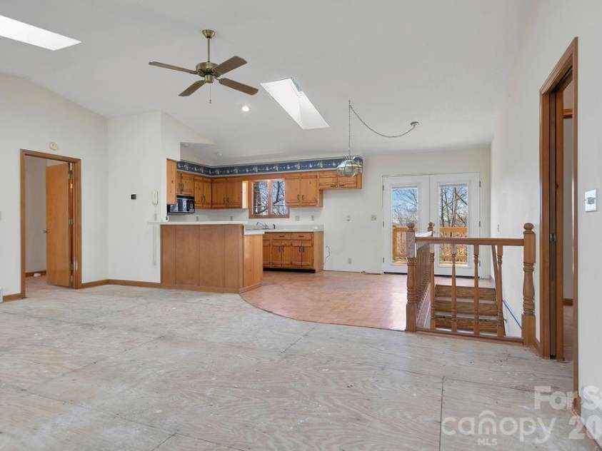 416 Kanasgowa Drive, Brevard, NC 28712.  MLS# CAR4357629, YatesRealty ID 8441. 