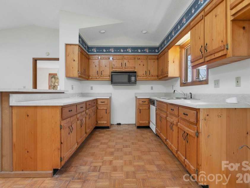 416 Kanasgowa Drive, Brevard, NC 28712.  MLS# CAR4357629, YatesRealty ID 8441. 