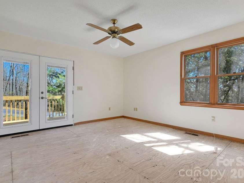 416 Kanasgowa Drive, Brevard, NC 28712.  MLS# CAR4357629, YatesRealty ID 8441. 