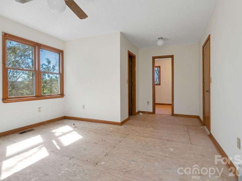 416 Kanasgowa Drive, Brevard, NC 28712.  MLS# CAR4357629, YatesRealty ID 8441. 