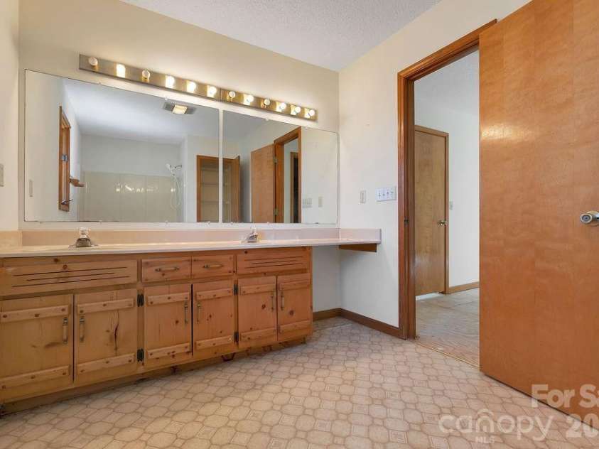 416 Kanasgowa Drive, Brevard, NC 28712.  MLS# CAR4357629, YatesRealty ID 8441. 