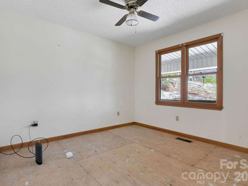 416 Kanasgowa Drive, Brevard, NC 28712.  MLS# CAR4357629, YatesRealty ID 8441. 
