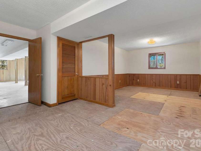 416 Kanasgowa Drive, Brevard, NC 28712.  MLS# CAR4357629, YatesRealty ID 8441. 