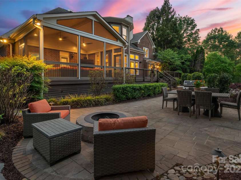 5809 Woodleigh Oaks Drive, Charlotte, NC 28226.  MLS# CAR4248176, YatesRealty ID 8441. Dreamy backyard haven