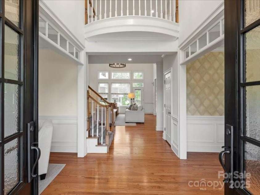5809 Woodleigh Oaks Drive, Charlotte, NC 28226.  MLS# CAR4248176, YatesRealty ID 8441. Enter into large welcoming Foyer