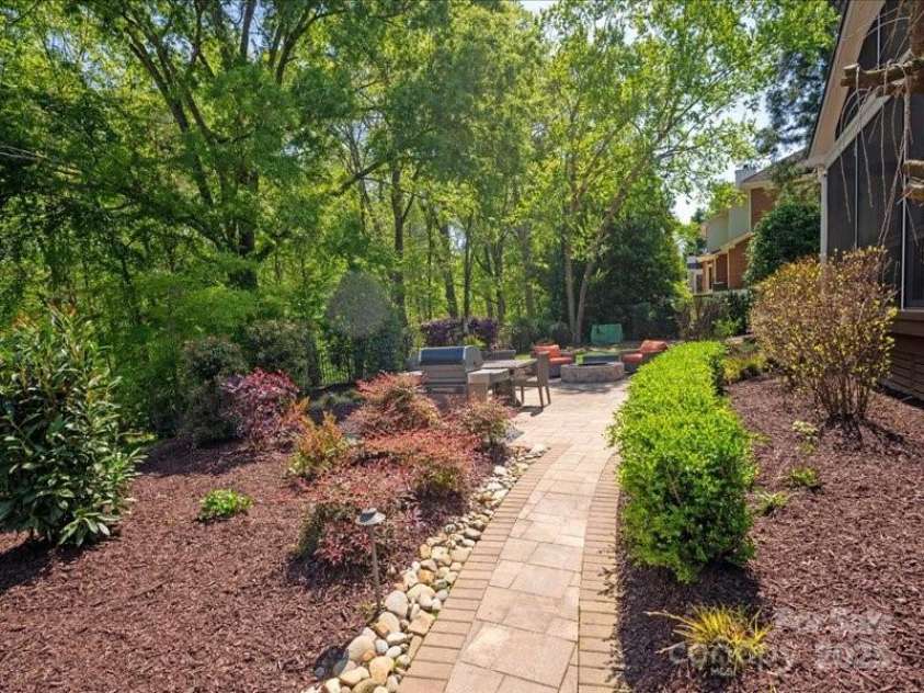 5809 Woodleigh Oaks Drive, Charlotte, NC 28226.  MLS# CAR4248176, YatesRealty ID 8441. Hardscaped pathway