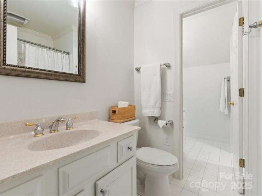 5809 Woodleigh Oaks Drive, Charlotte, NC 28226.  MLS# CAR4248176, YatesRealty ID 8441. Jack & Jill Bathroom between (2) of the secondary Bedrooms