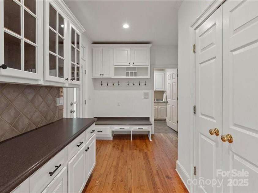 5809 Woodleigh Oaks Drive, Charlotte, NC 28226.  MLS# CAR4248176, YatesRealty ID 8441. Kitchen is in close proximity to Mud Room area
