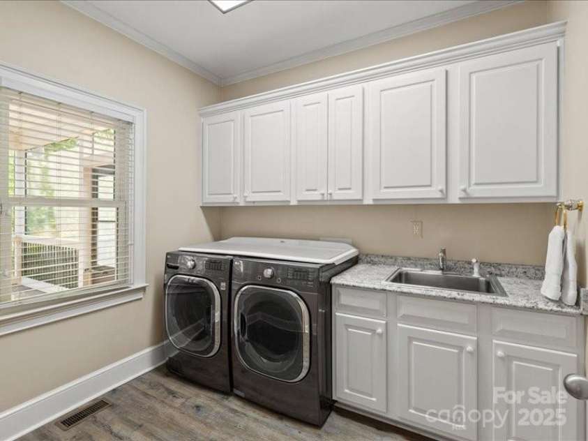 5809 Woodleigh Oaks Drive, Charlotte, NC 28226.  MLS# CAR4248176, YatesRealty ID 8441. Laundry downstairs with built-in sink and close to mud room