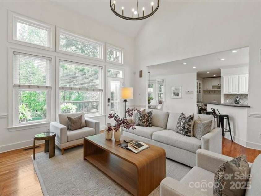 5809 Woodleigh Oaks Drive, Charlotte, NC 28226.  MLS# CAR4248176, YatesRealty ID 8441. ...Open concept to Kitchen