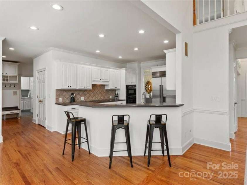 5809 Woodleigh Oaks Drive, Charlotte, NC 28226.  MLS# CAR4248176, YatesRealty ID 8441. Open Kitchen with a bar counter for eat-in capabilities