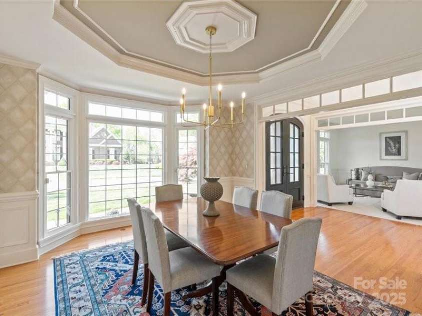 5809 Woodleigh Oaks Drive, Charlotte, NC 28226.  MLS# CAR4248176, YatesRealty ID 8441. Open to both foyer and access to Kitchen