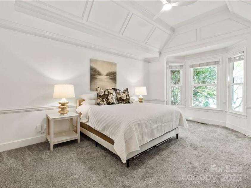 5809 Woodleigh Oaks Drive, Charlotte, NC 28226.  MLS# CAR4248176, YatesRealty ID 8441. Primary Suite is spacious and on the Main level