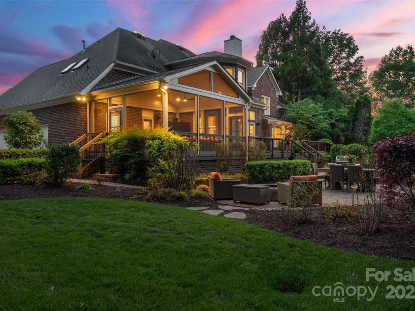 5809 Woodleigh Oaks Drive, Charlotte, NC 28226.  MLS# CAR4248176, YatesRealty ID 8441. Relax in your beautifully manicured and well maintained backyard