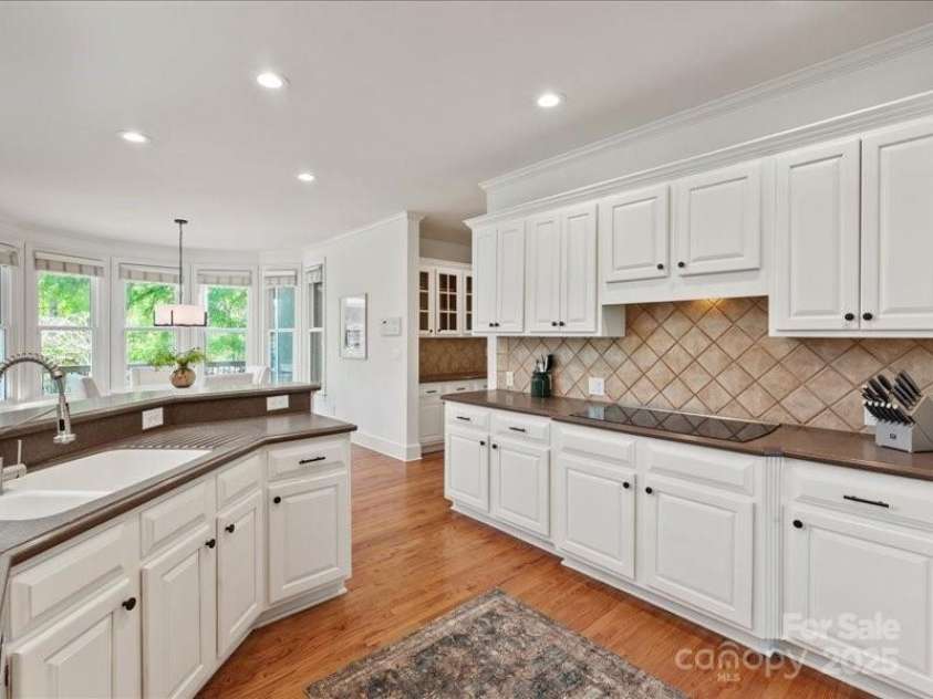 5809 Woodleigh Oaks Drive, Charlotte, NC 28226.  MLS# CAR4248176, YatesRealty ID 8441. Tons of Kitchen countertop space