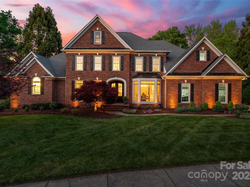 5809 Woodleigh Oaks Drive, Charlotte, NC 28226.  MLS# CAR4248176, YatesRealty ID 8441. Welcome Home to Woodleigh Oaks in Rea Woods neighborhood!