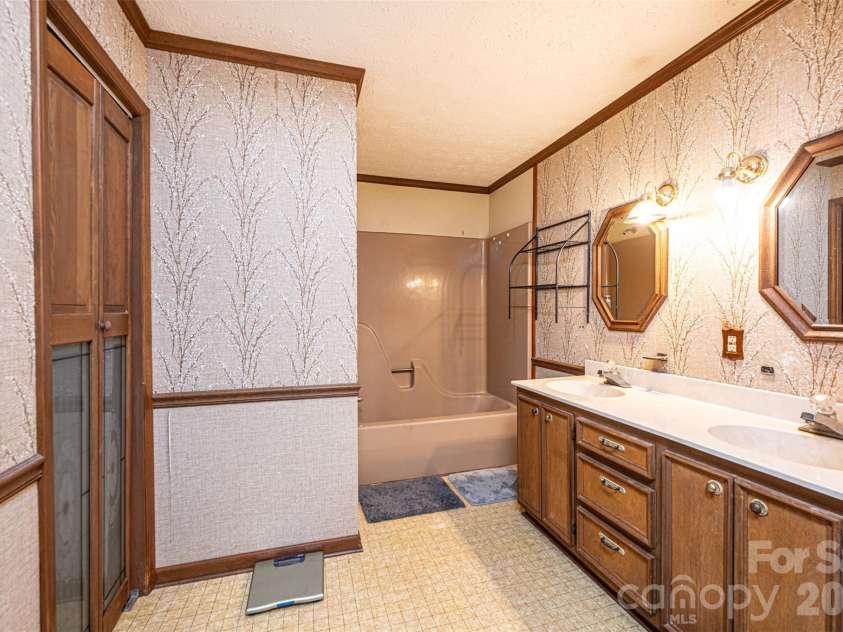 7141 Knobs Landing, Connelly Springs, NC 28612.  MLS# CAR4353694, YatesRealty ID 8442. Hall Bath