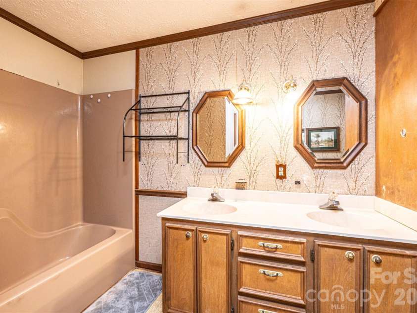 7141 Knobs Landing, Connelly Springs, NC 28612.  MLS# CAR4353694, YatesRealty ID 8442. Hall Bath