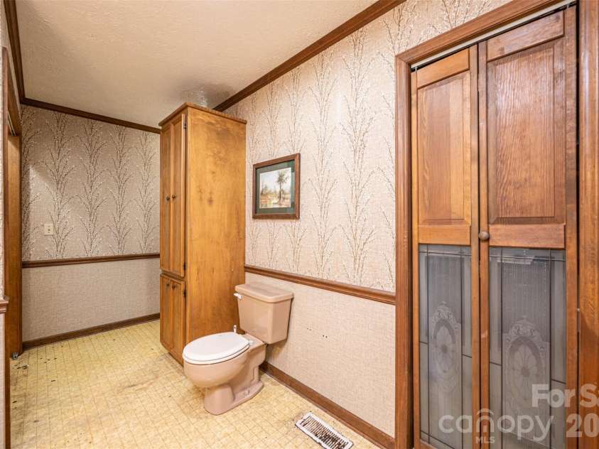 7141 Knobs Landing, Connelly Springs, NC 28612.  MLS# CAR4353694, YatesRealty ID 8442. Hall Bath