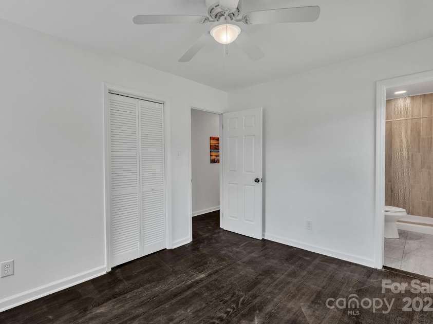 4930 Crestmont Drive, Charlotte, NC 28205.  MLS# CAR4276019, YatesRealty ID 8443. 