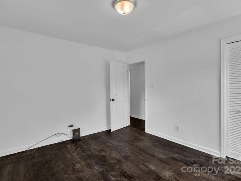 4930 Crestmont Drive, Charlotte, NC 28205.  MLS# CAR4276019, YatesRealty ID 8443. 