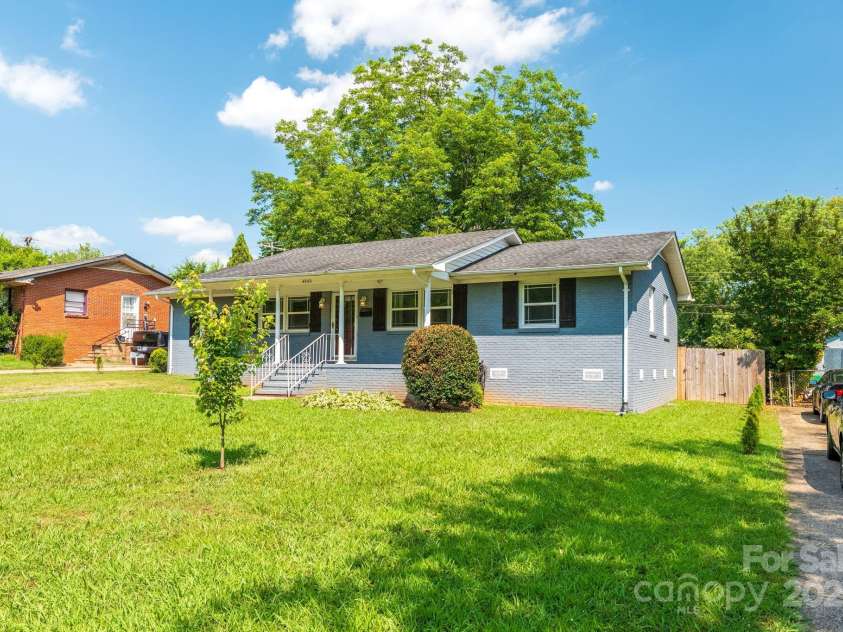 4930 Crestmont Drive, Charlotte, NC 28205.  MLS# CAR4276019, YatesRealty ID 8443. 