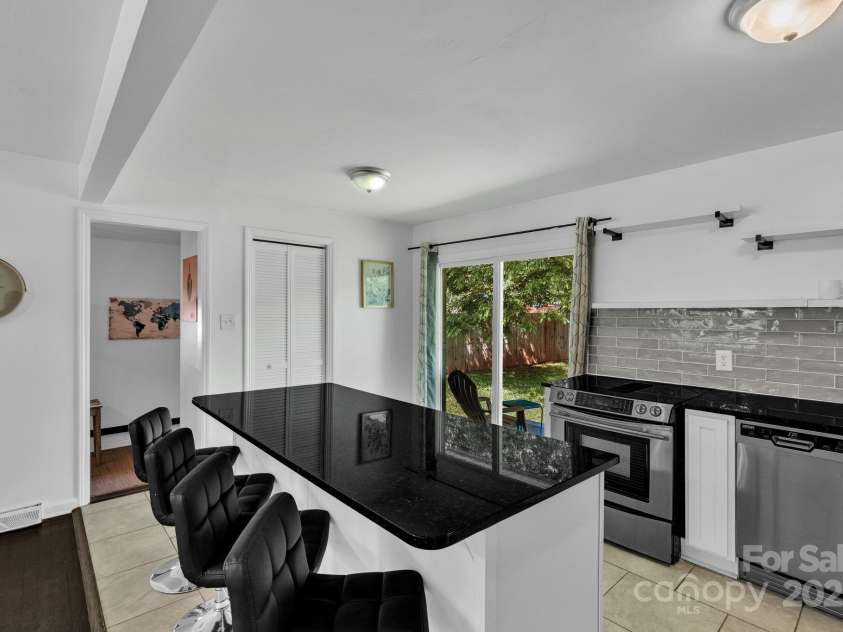 4930 Crestmont Drive, Charlotte, NC 28205.  MLS# CAR4276019, YatesRealty ID 8443. Eat in Kitchen