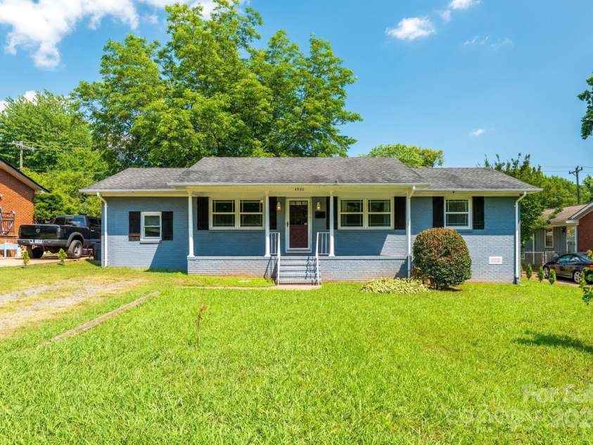 4930 Crestmont Drive, Charlotte, NC 28205.  MLS# CAR4276019, YatesRealty ID 8443. Welcome to 4930 Crestmont