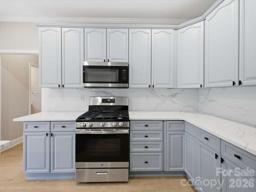9701 Julliard Drive, Mint Hill, NC 28227.  MLS# CAR4344353, YatesRealty ID 8444. Gas Range