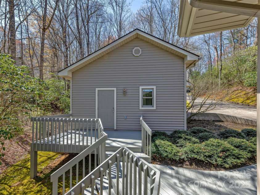 46 Kassahola Drive, Brevard, NC 28712.  MLS# CAR4238567, YatesRealty ID 8446. 
