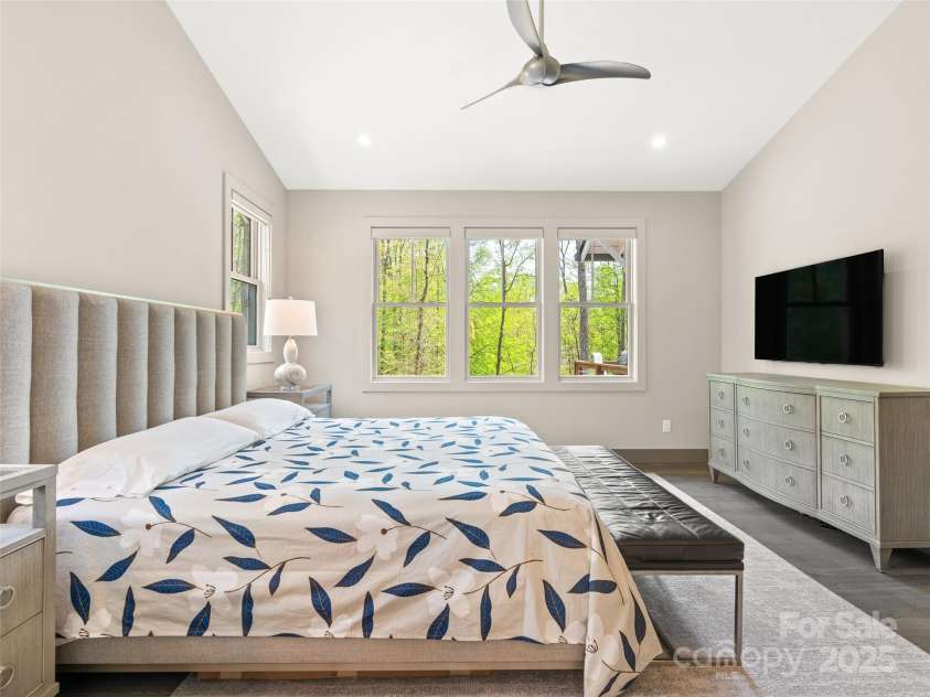 9 La Grange Drive, Asheville, NC 28805.  MLS# CAR4246772, YatesRealty ID 8448. 