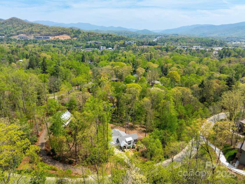 9 La Grange Drive, Asheville, NC 28805.  MLS# CAR4246772, YatesRealty ID 8448. 