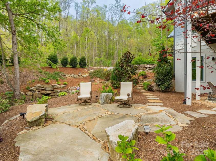 9 La Grange Drive, Asheville, NC 28805.  MLS# CAR4246772, YatesRealty ID 8448. Beautiful Landscaping