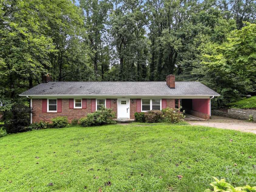 132 30th Avenue, Hickory, NC 28601.  MLS# CAR4288465, YatesRealty ID 845. 