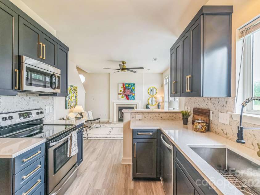 9509 Green Apple Drive, Charlotte, NC 28215.  MLS# CAR4206111, YatesRealty ID 8451. 