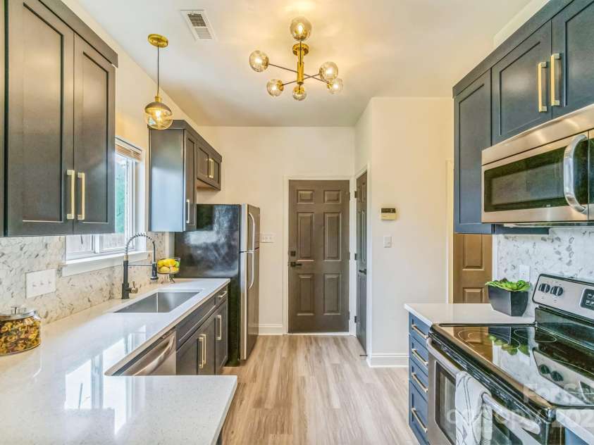 9509 Green Apple Drive, Charlotte, NC 28215.  MLS# CAR4206111, YatesRealty ID 8451. 