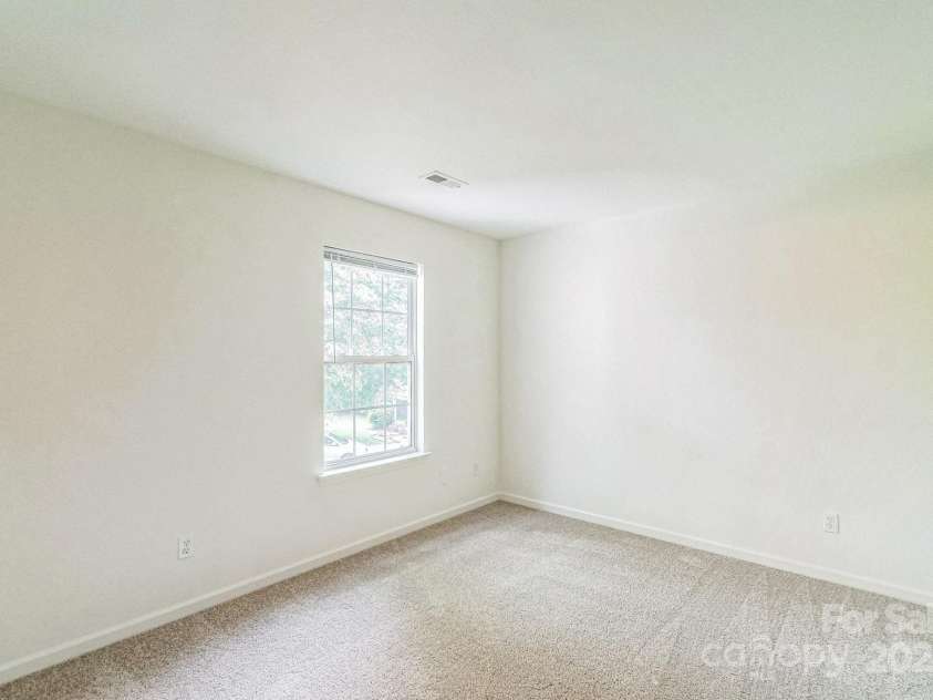 9509 Green Apple Drive, Charlotte, NC 28215.  MLS# CAR4206111, YatesRealty ID 8451. 