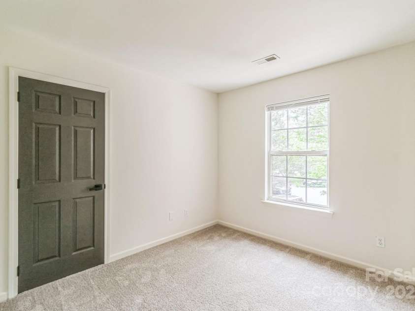 9509 Green Apple Drive, Charlotte, NC 28215.  MLS# CAR4206111, YatesRealty ID 8451. 