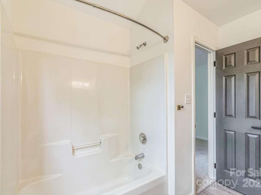 9509 Green Apple Drive, Charlotte, NC 28215.  MLS# CAR4206111, YatesRealty ID 8451. 