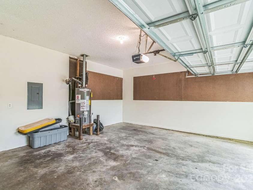 9509 Green Apple Drive, Charlotte, NC 28215.  MLS# CAR4206111, YatesRealty ID 8451. 