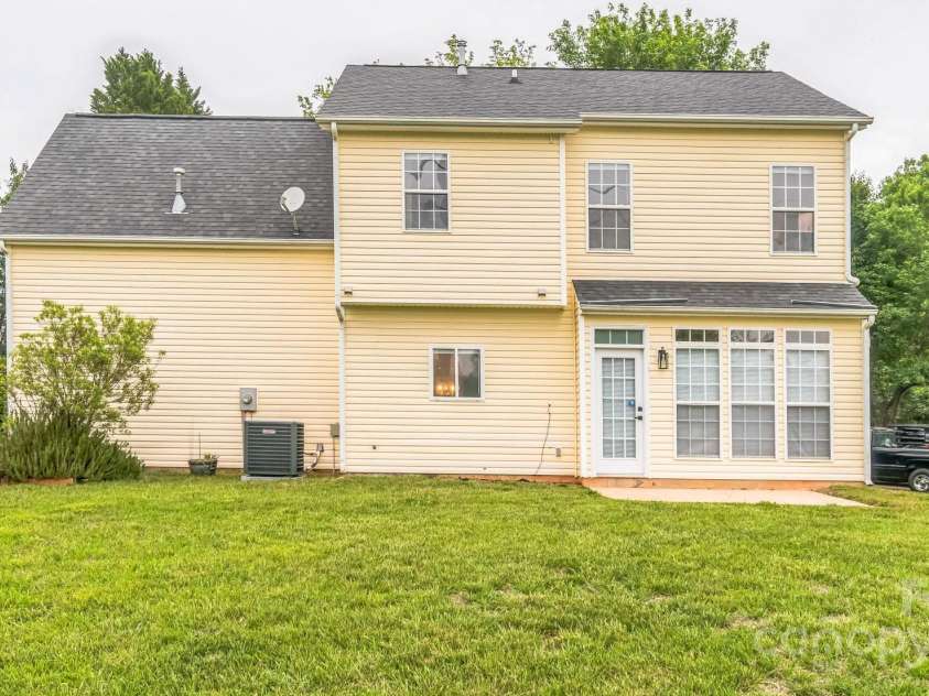 9509 Green Apple Drive, Charlotte, NC 28215.  MLS# CAR4206111, YatesRealty ID 8451. 